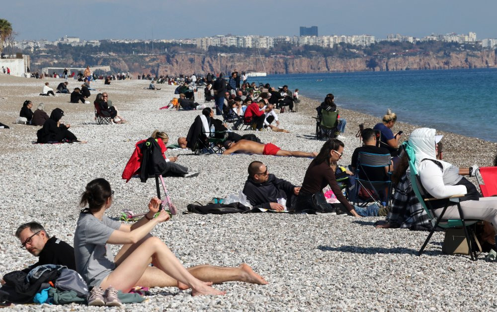 Antalya'da güneşli havada sahil keyfi