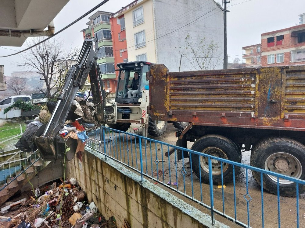 Yok böyle ev! Kamyon kamyon boşaltılar