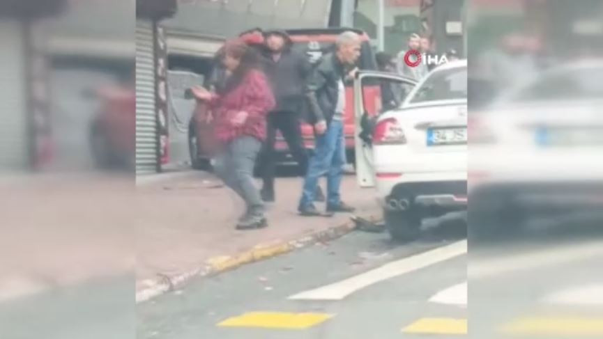 istanbulun-teksasin-da-yeni-olay-deliye-donen-kadin-cekicle-arabayi-parcaladi-yenicag-10.jpg