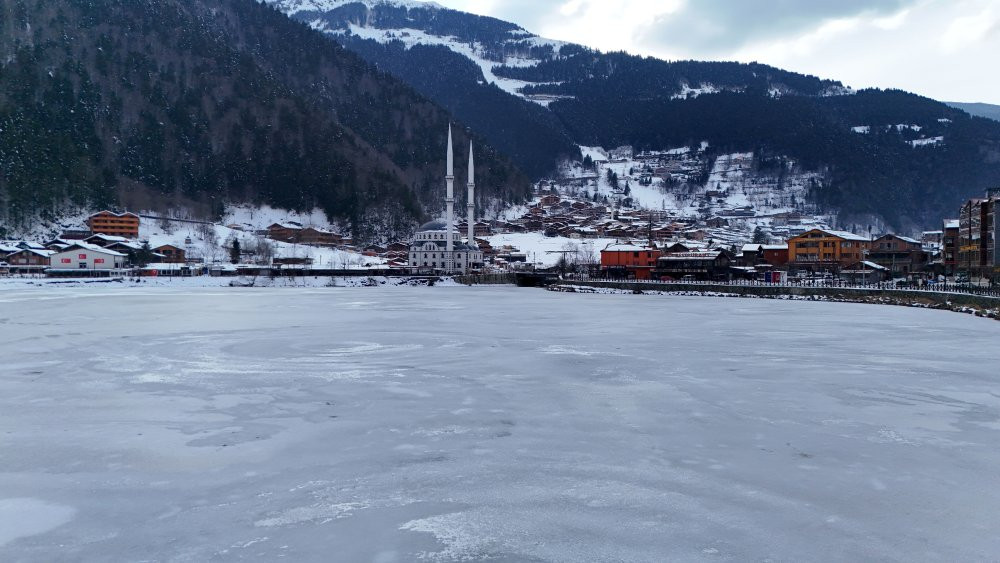 Turistlerin uğrak merkezi buz pistine döndü