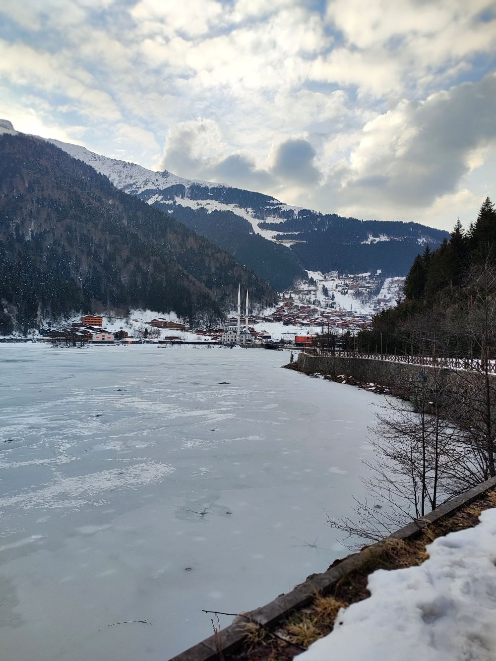 Turistlerin uğrak merkezi buz pistine döndü
