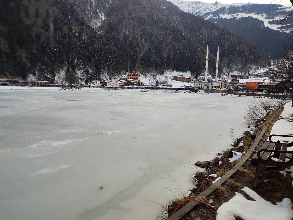 Turistlerin uğrak merkezi buz pistine döndü