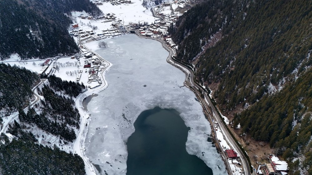Turistlerin uğrak merkezi buz pistine döndü