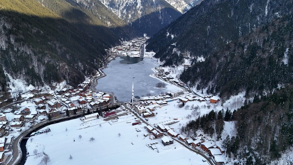 Turistlerin uğrak merkezi buz pistine döndü