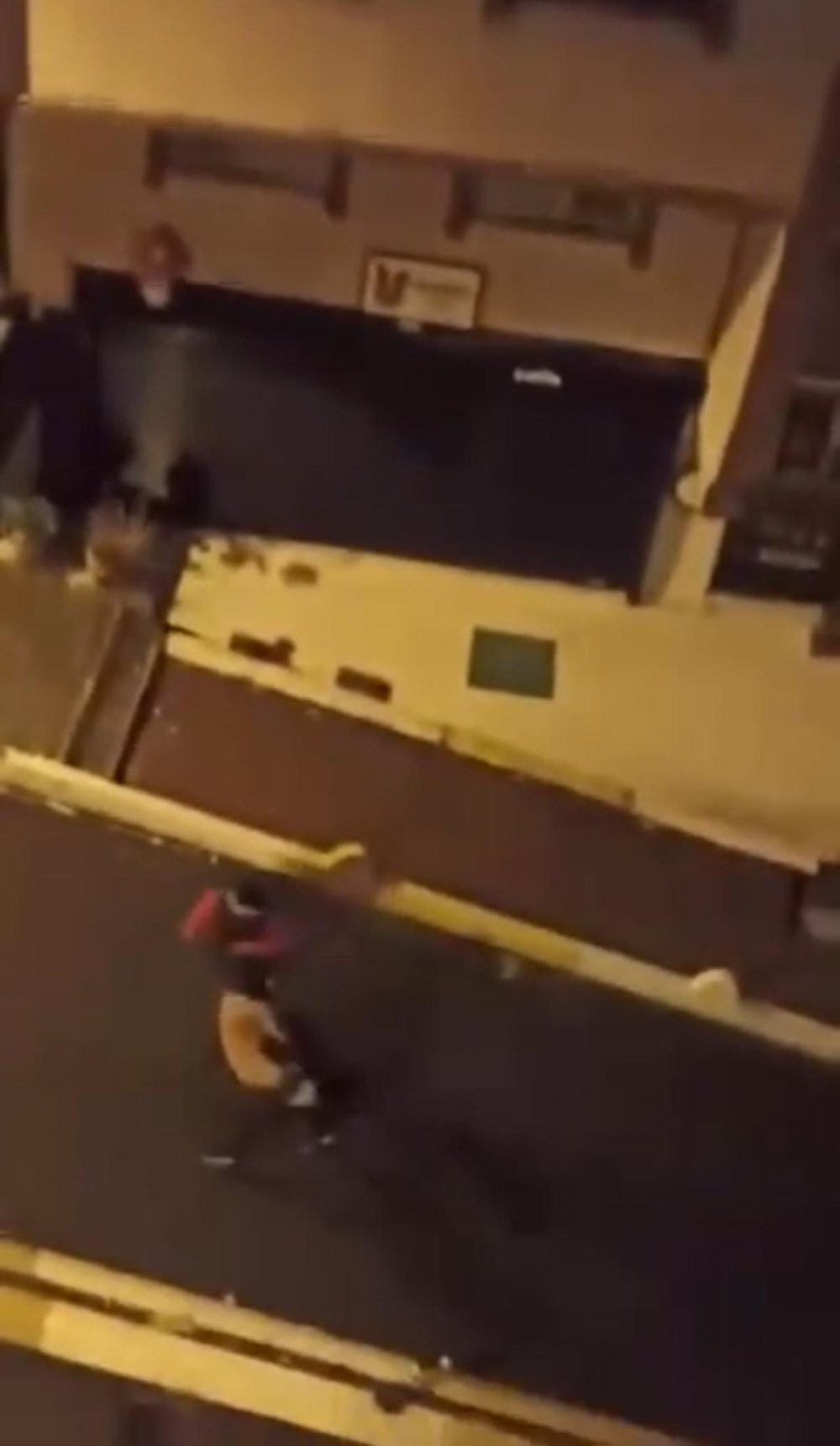 Şişli'de dükkânın duvarındaki oyuncak ayıyı çaldı