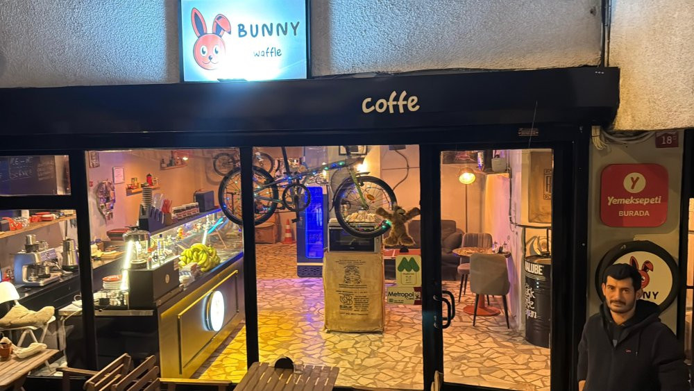 Şişli'de dükkânın duvarındaki oyuncak ayıyı çaldı