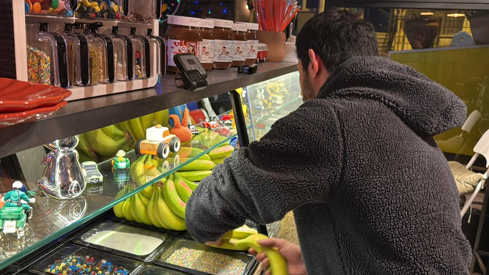 Şişli'de dükkânın duvarındaki oyuncak ayıyı çaldı