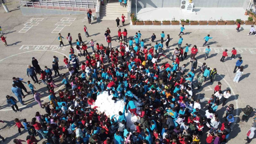 Taleplerini kırmadı! Başkan Öğrencilere bir kamyon hediye kar yolladı