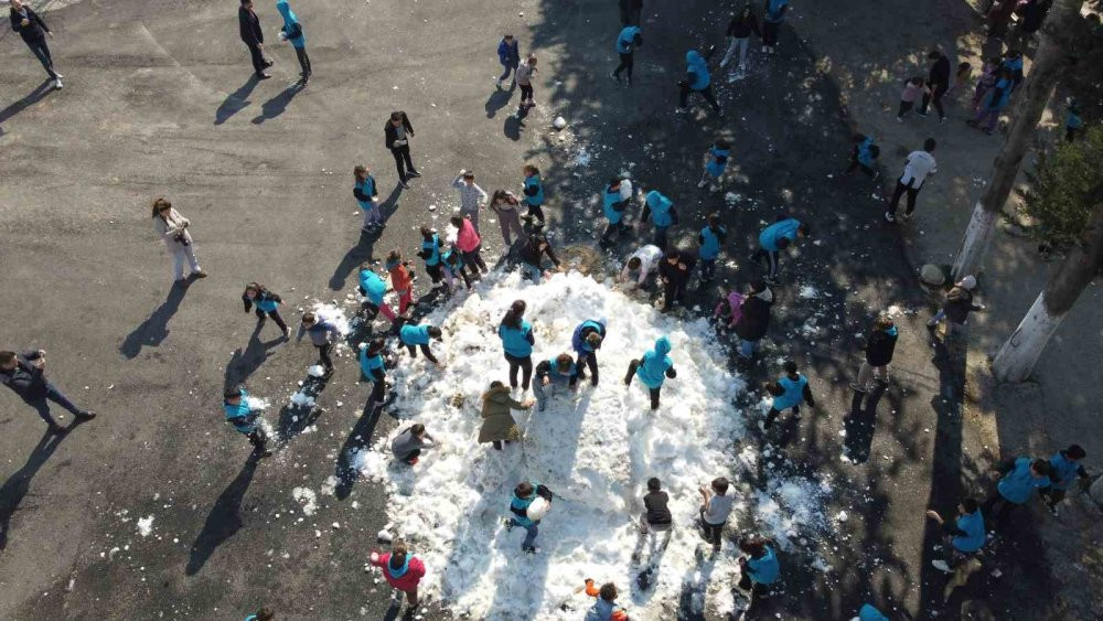 Taleplerini kırmadı! Başkan Öğrencilere bir kamyon hediye kar yolladı