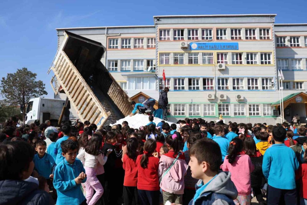 Taleplerini kırmadı! Başkan Öğrencilere bir kamyon hediye kar yolladı