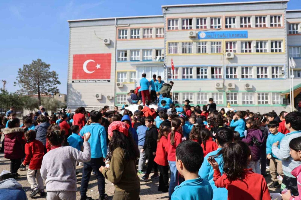 Taleplerini kırmadı! Başkan Öğrencilere bir kamyon hediye kar yolladı