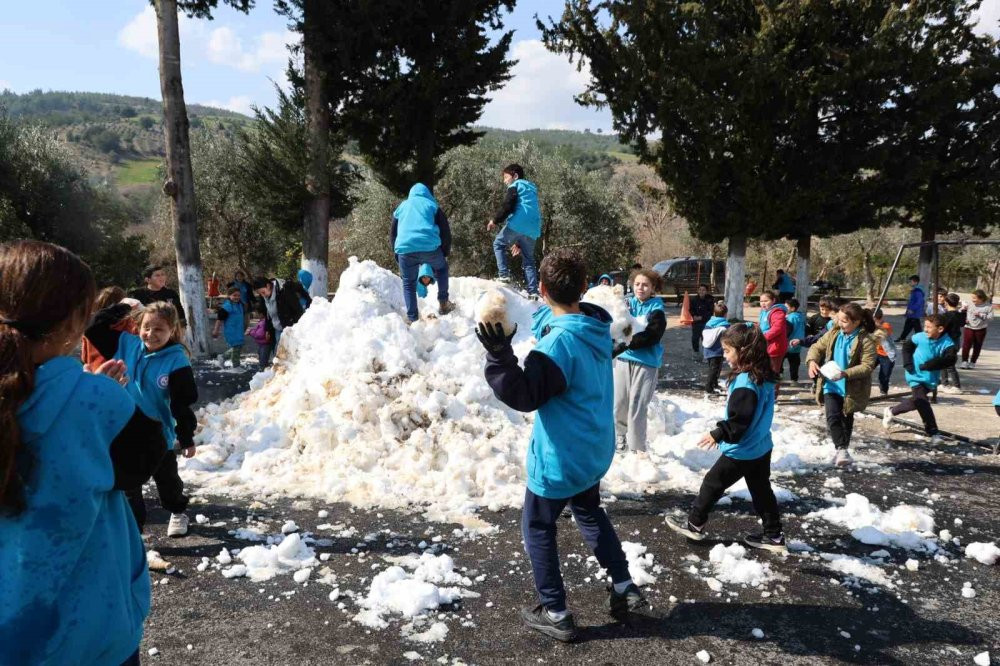 Taleplerini kırmadı! Başkan Öğrencilere bir kamyon hediye kar yolladı