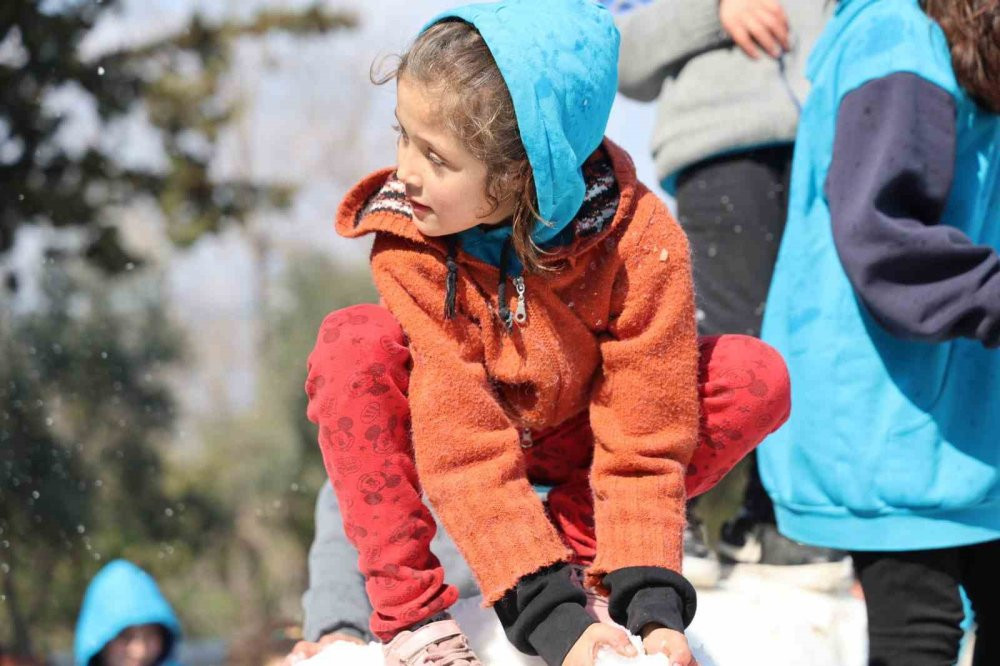Taleplerini kırmadı! Başkan Öğrencilere bir kamyon hediye kar yolladı