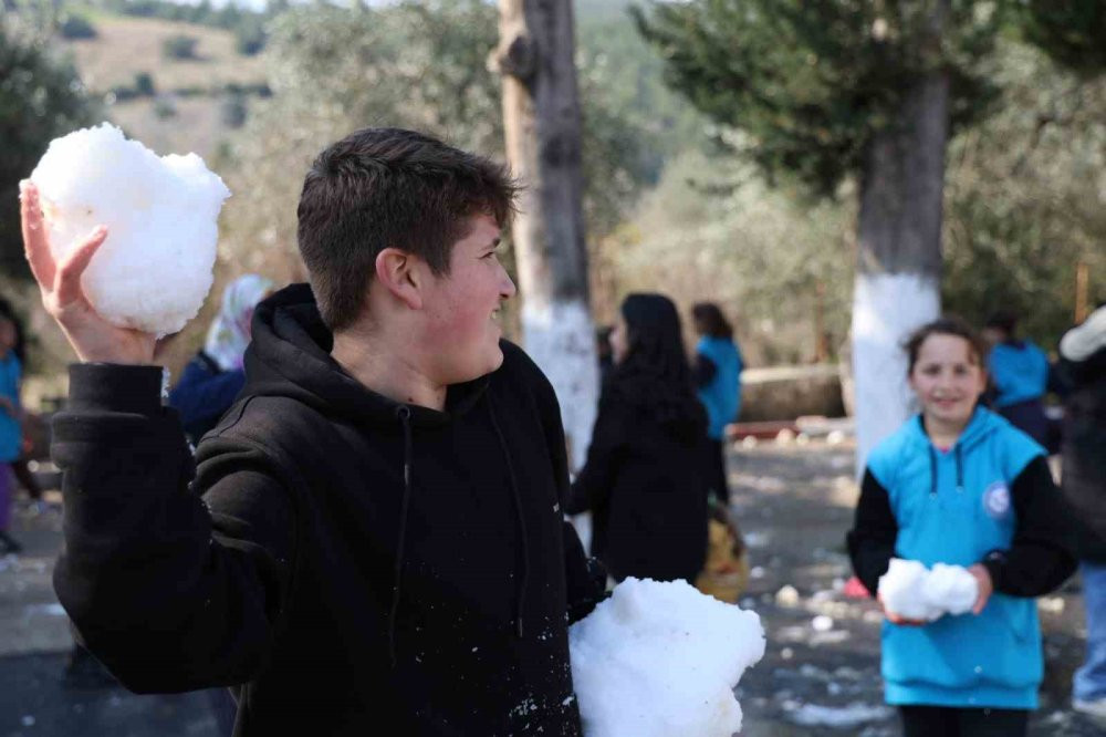 Taleplerini kırmadı! Başkan Öğrencilere bir kamyon hediye kar yolladı