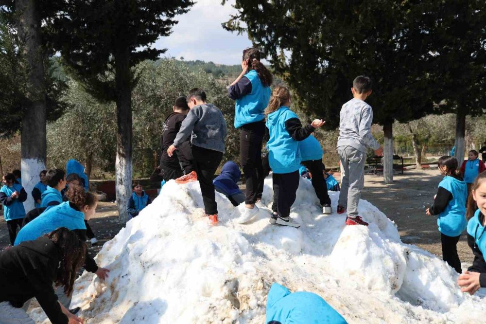 Taleplerini kırmadı! Başkan Öğrencilere bir kamyon hediye kar yolladı