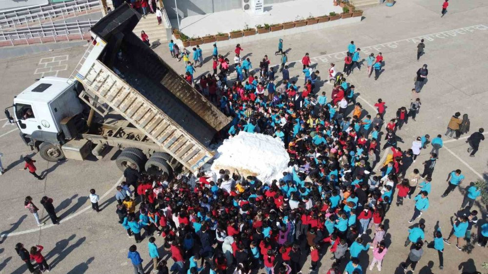 Taleplerini kırmadı! Başkan Öğrencilere bir kamyon hediye kar yolladı