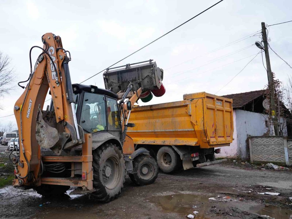 Düzce’de kimyasal dolu balonlara ve varillere el konuldu