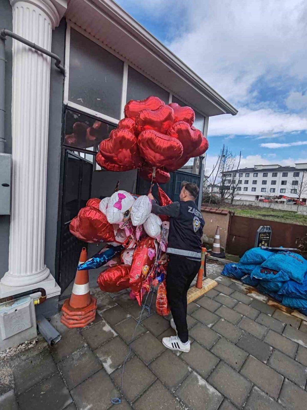 Düzce’de kimyasal dolu balonlara ve varillere el konuldu