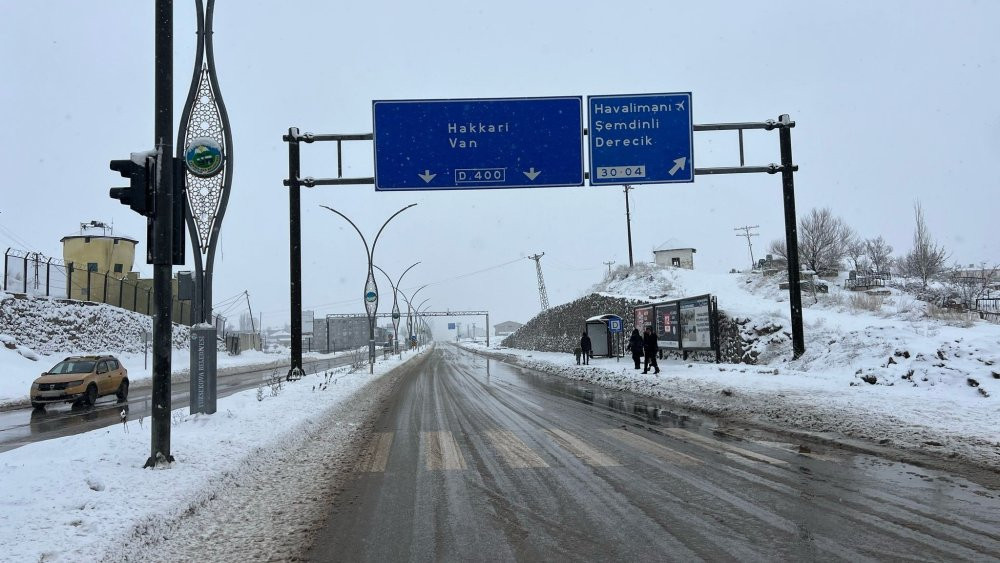 Hakkari'de 82 yerleşim yeri ulaşıma kapandı