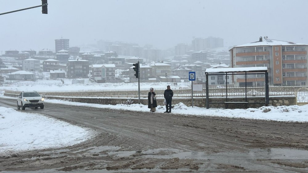Hakkari'de 82 yerleşim yeri ulaşıma kapandı