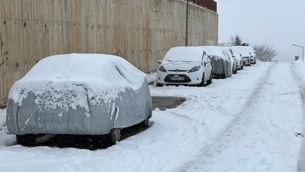 Hakkari'de 82 yerleşim yeri ulaşıma kapandı