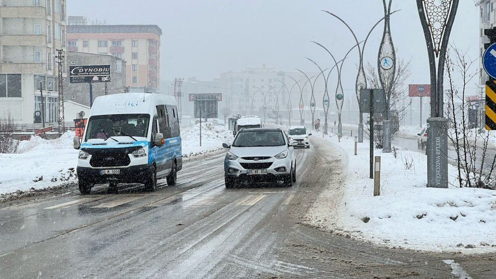 Hakkari'de 82 yerleşim yeri ulaşıma kapandı