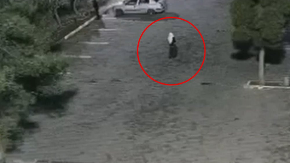 Kadın kıyafeti giyen ‘bukalemun’ yakalandı