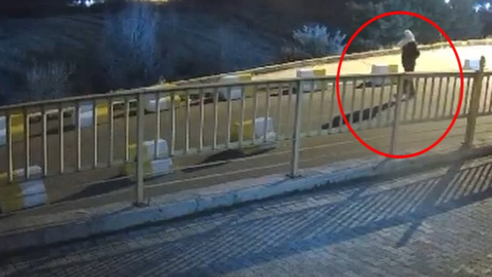 Kadın kıyafeti giyen ‘bukalemun’ yakalandı