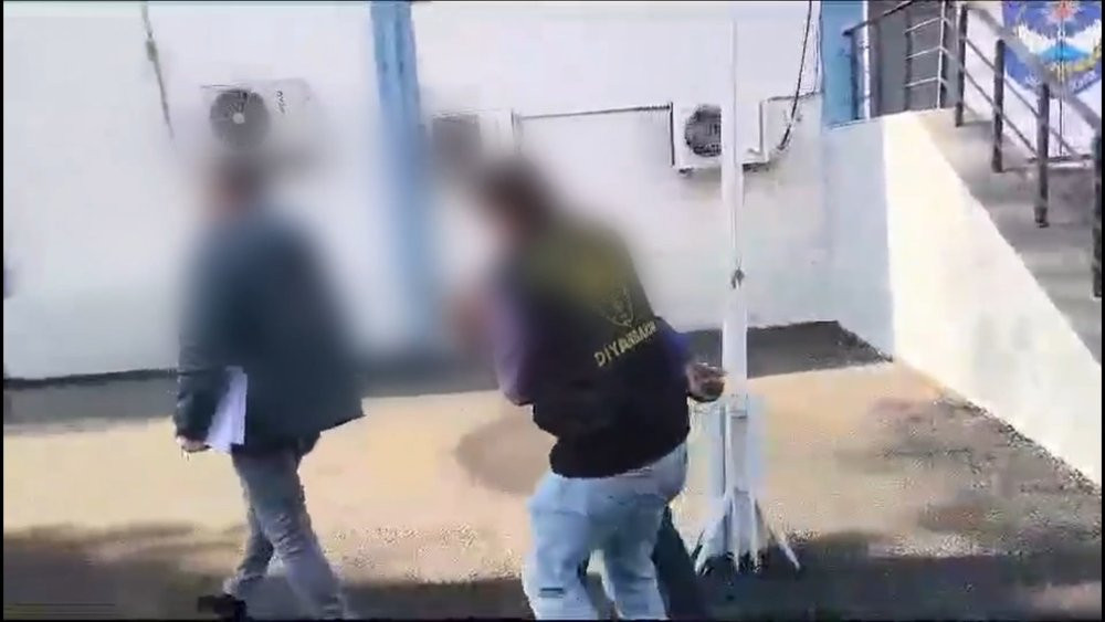 Kadın kıyafeti giyen ‘bukalemun’ yakalandı