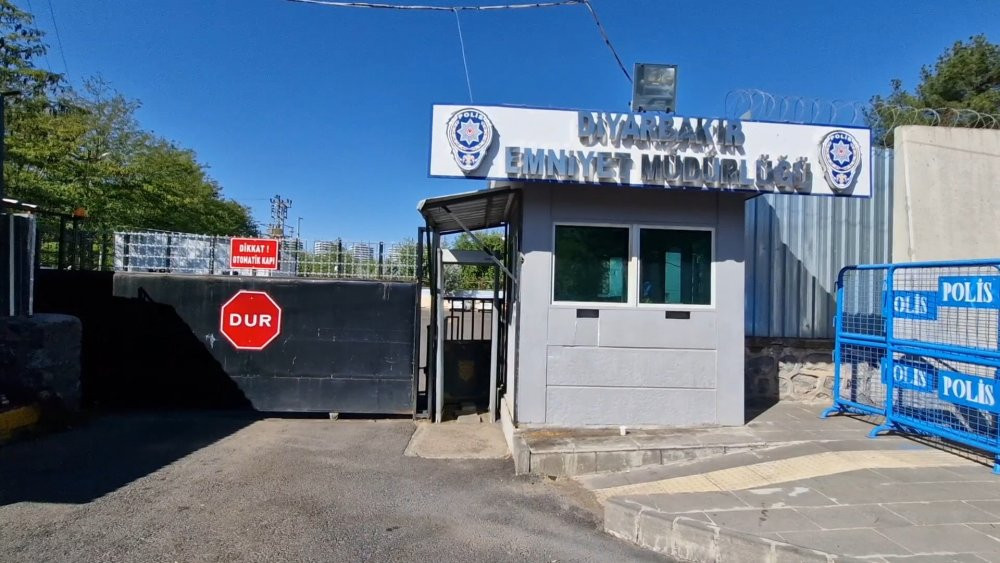 Kadın kıyafeti giyen ‘bukalemun’ yakalandı