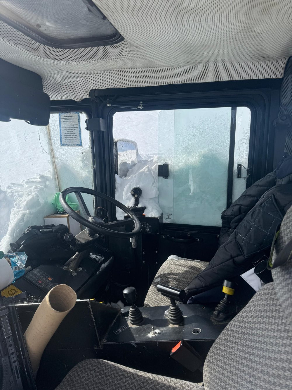 Korku dolu anlar! İş makinesinin üzerine çığ düştü