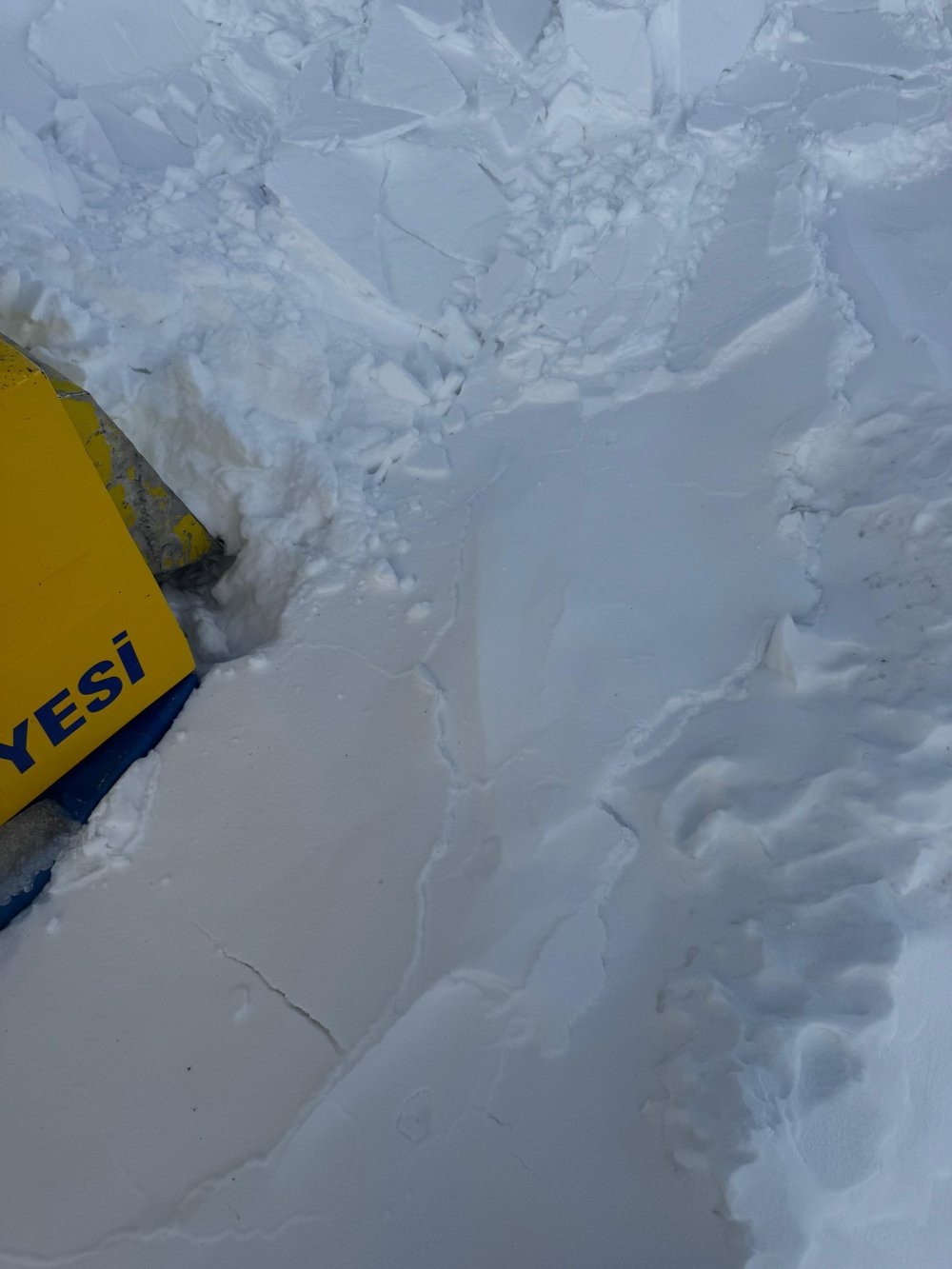 Korku dolu anlar! İş makinesinin üzerine çığ düştü