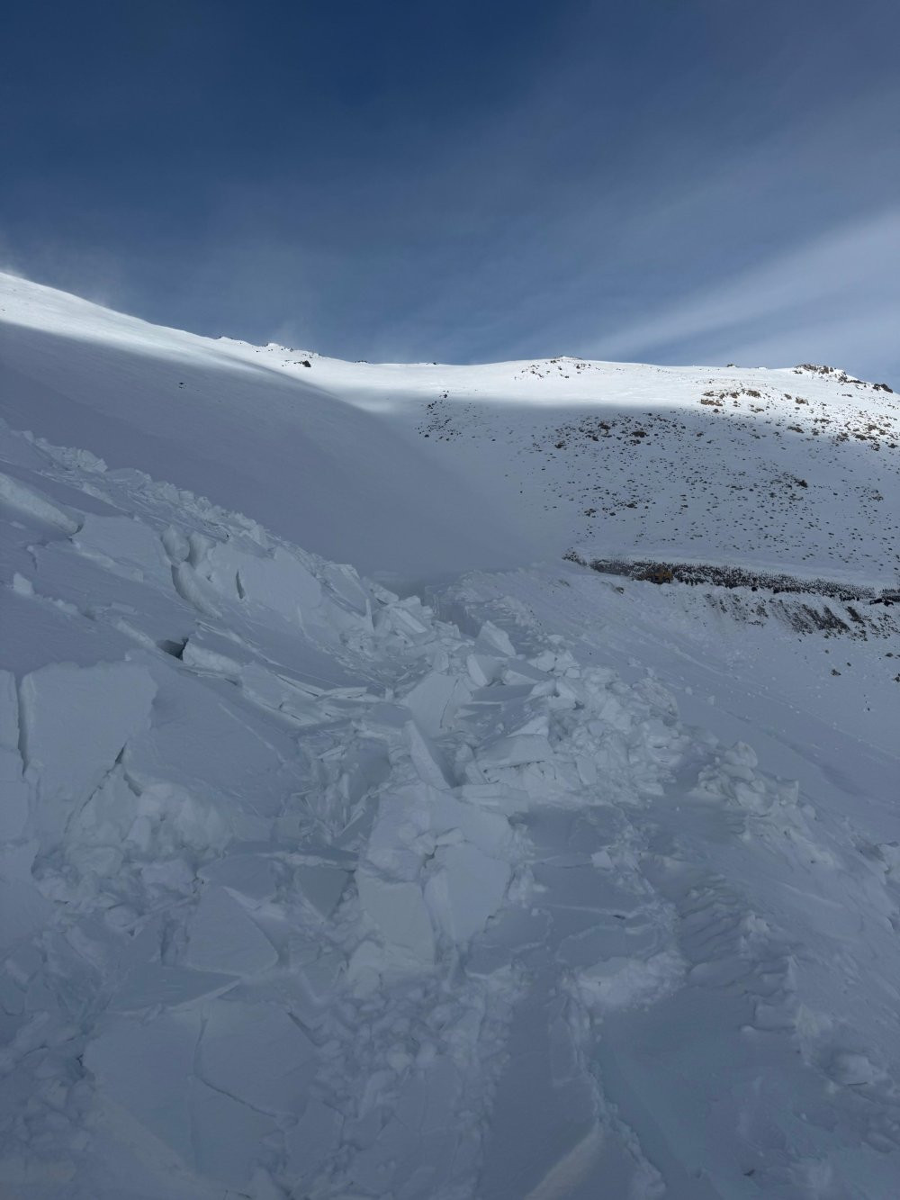 Korku dolu anlar! İş makinesinin üzerine çığ düştü