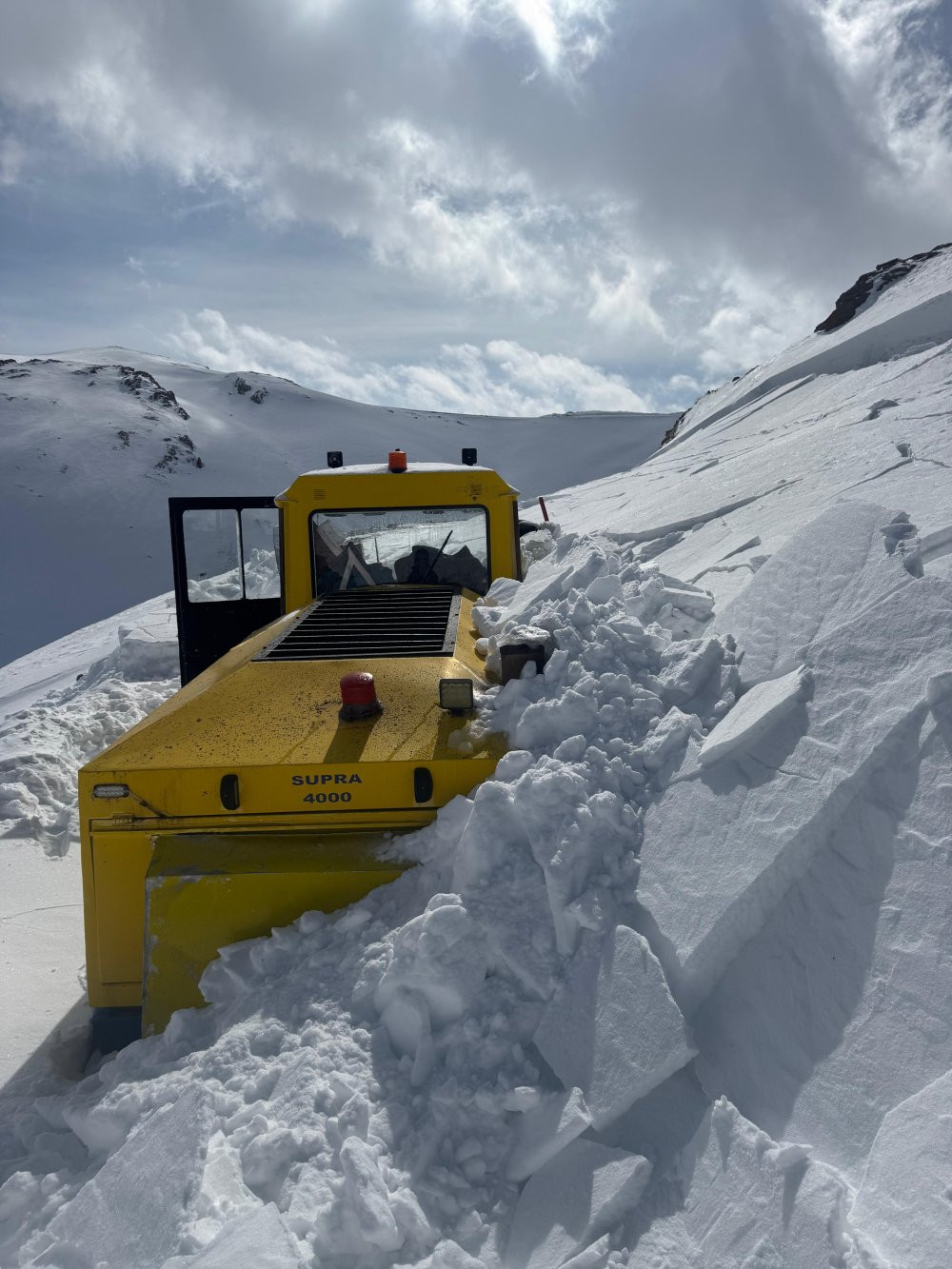 Korku dolu anlar! İş makinesinin üzerine çığ düştü