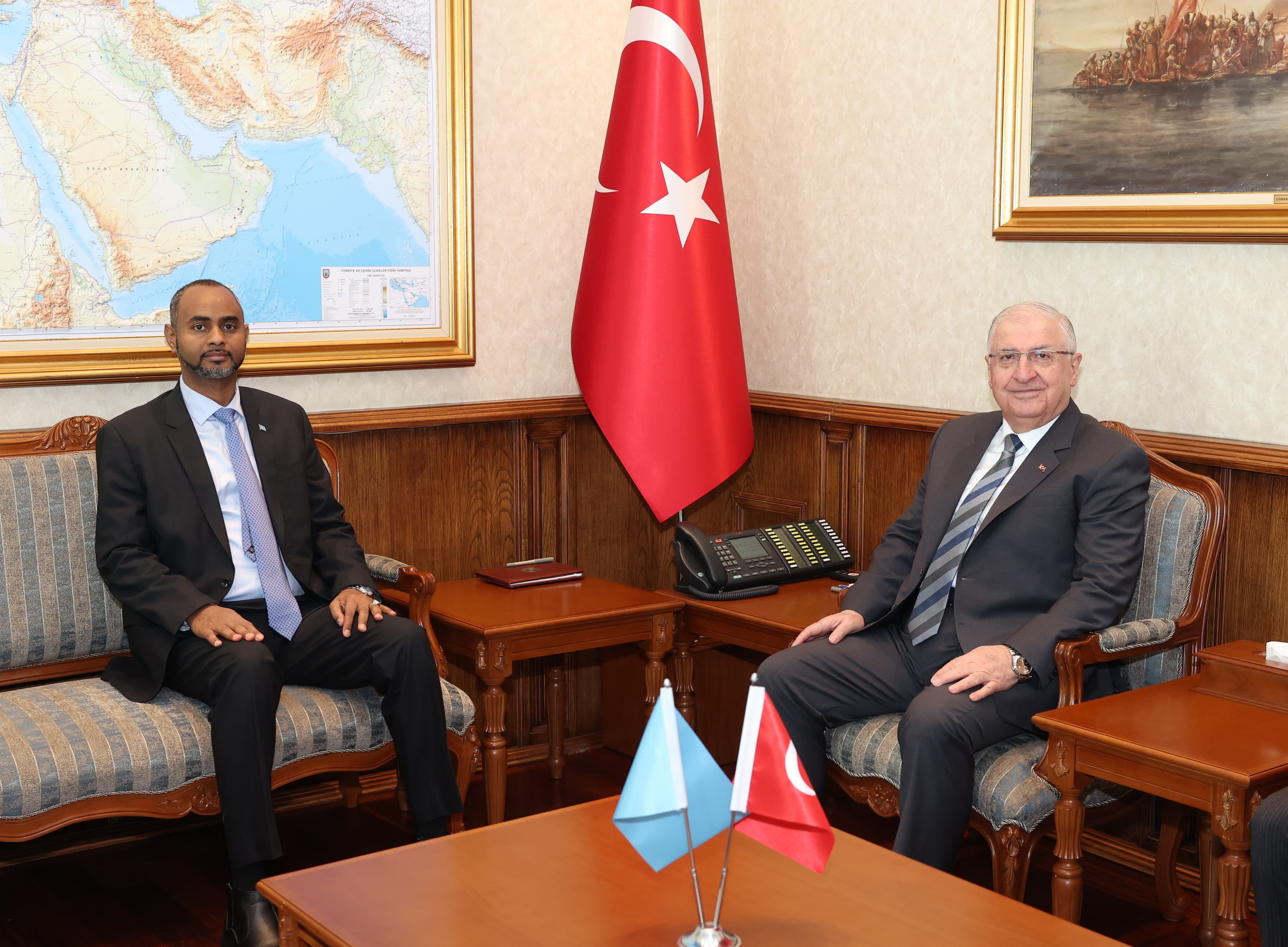 milli-savunma-bakani-guler-somalili-mevkidasi-nur-ile-gorustu-yenicag-3.jpeg