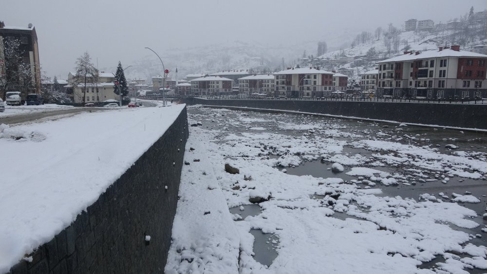 Rize'de kar hayatı felç ett! 208 köy yolu kapandı, cenazeler iş makinesiyle taşındı