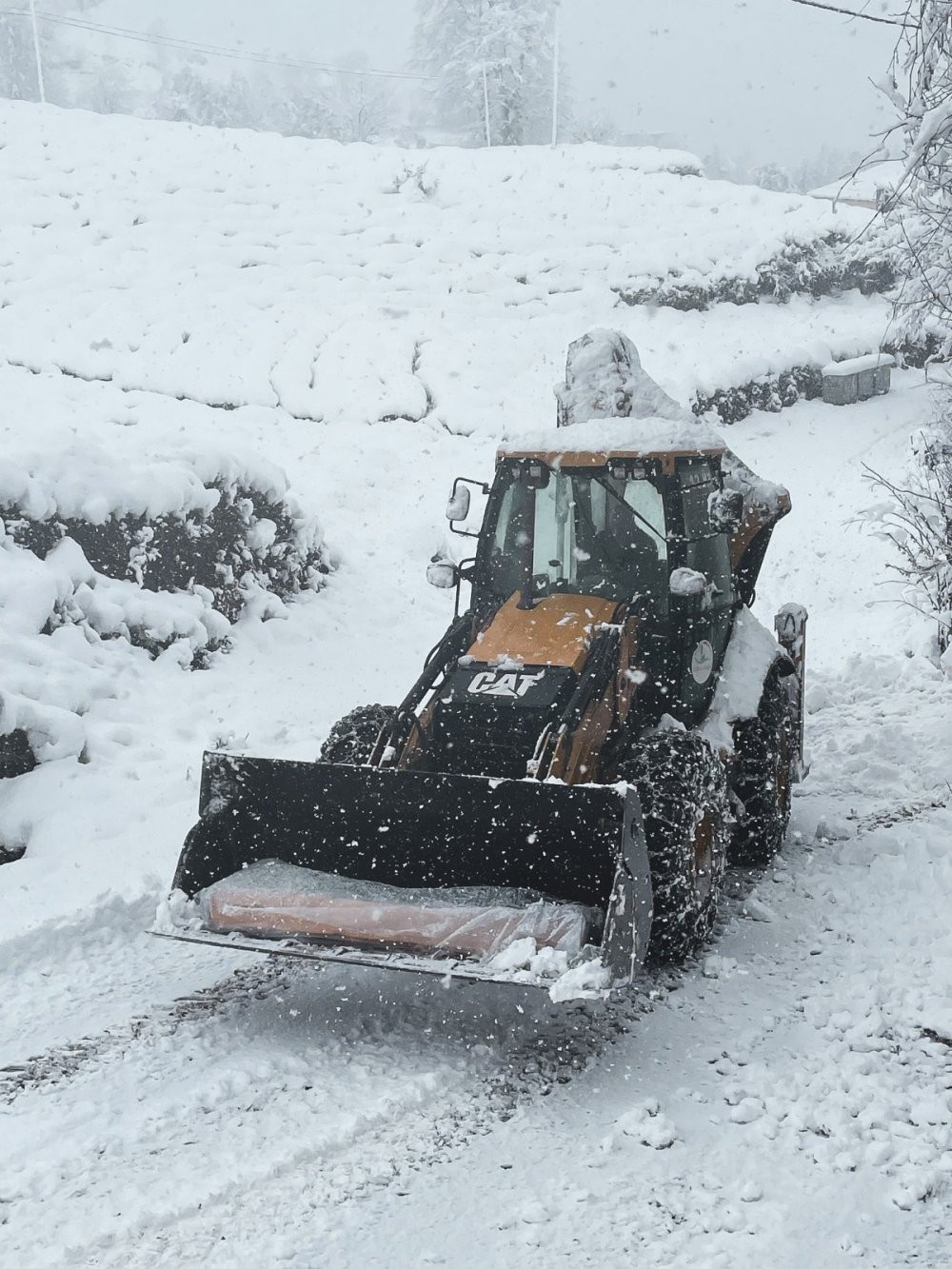 Rize'de kar hayatı felç ett! 208 köy yolu kapandı, cenazeler iş makinesiyle taşındı
