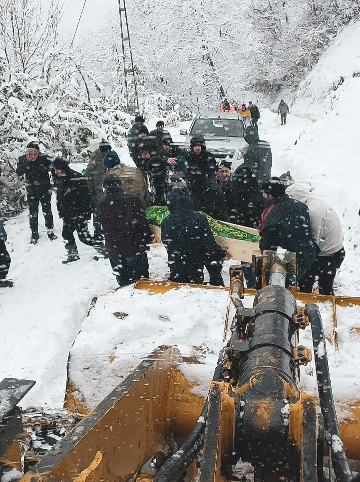 Rize'de kar hayatı felç ett! 208 köy yolu kapandı, cenazeler iş makinesiyle taşındı