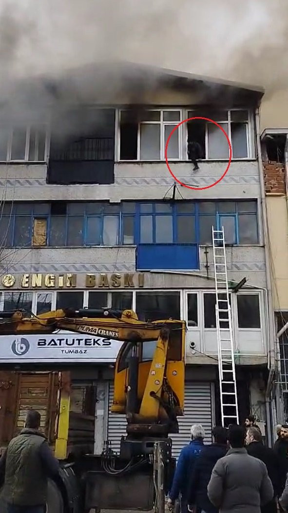 Yangında can pazarı! Merdivenin uzunluğu yetmedi: Bakın nasıl kurtuldu