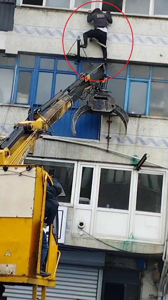 Yangında can pazarı! Merdivenin uzunluğu yetmedi: Bakın nasıl kurtuldu