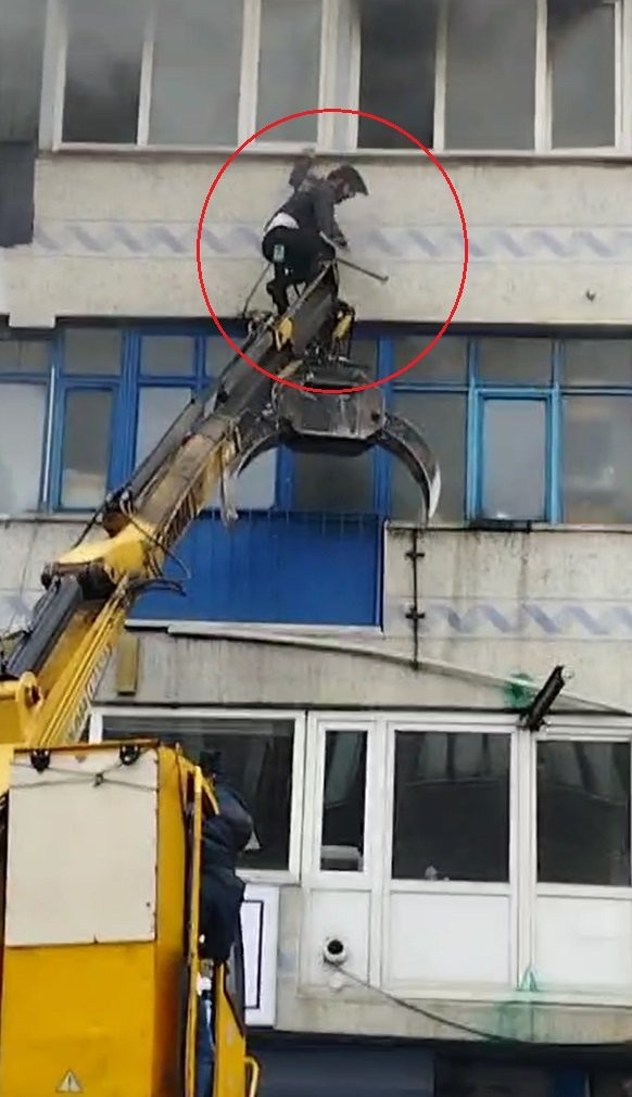 Yangında can pazarı! Merdivenin uzunluğu yetmedi: Bakın nasıl kurtuldu