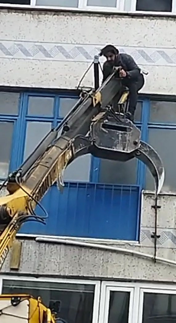 Yangında can pazarı! Merdivenin uzunluğu yetmedi: Bakın nasıl kurtuldu