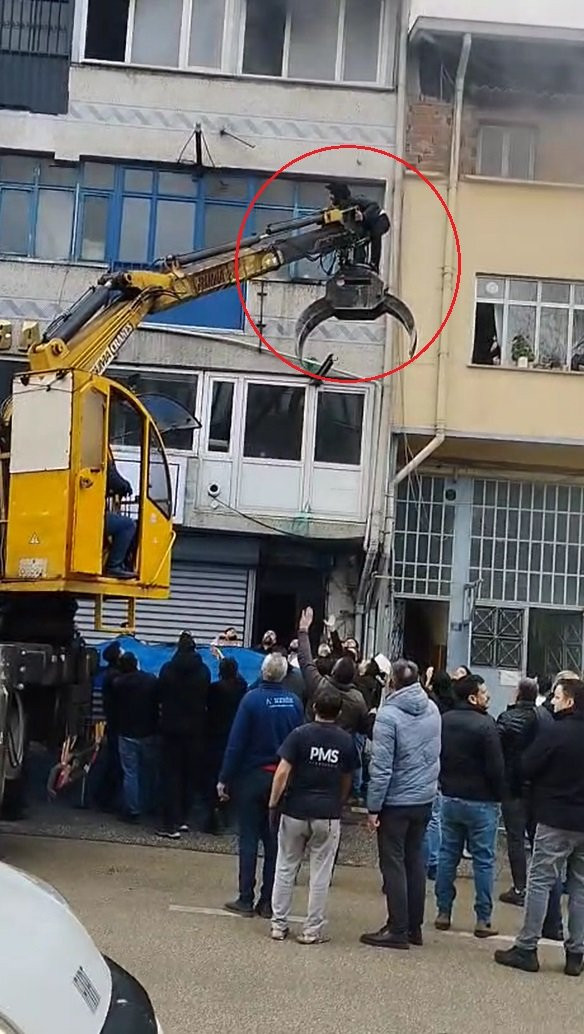 Yangında can pazarı! Merdivenin uzunluğu yetmedi: Bakın nasıl kurtuldu