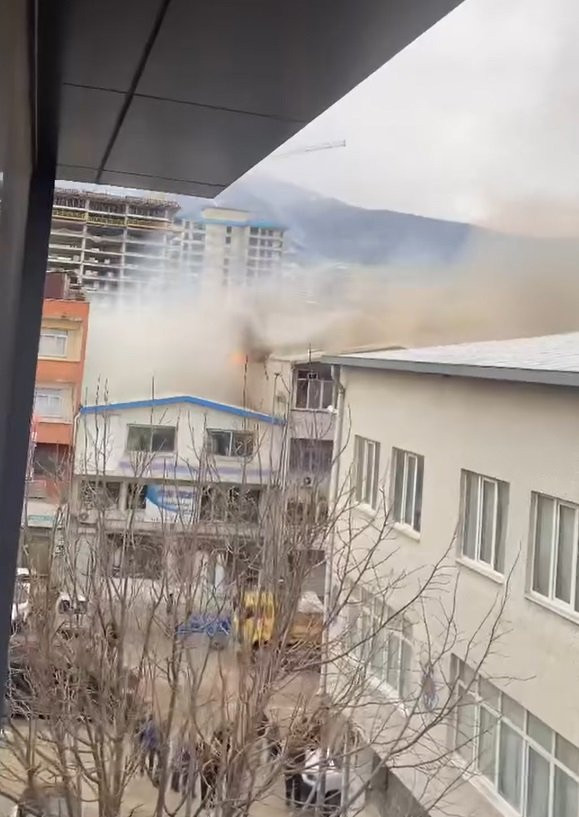 Yangında can pazarı! Merdivenin uzunluğu yetmedi: Bakın nasıl kurtuldu