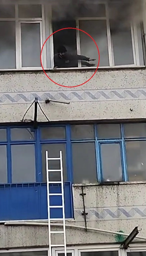 Yangında can pazarı! Merdivenin uzunluğu yetmedi: Bakın nasıl kurtuldu