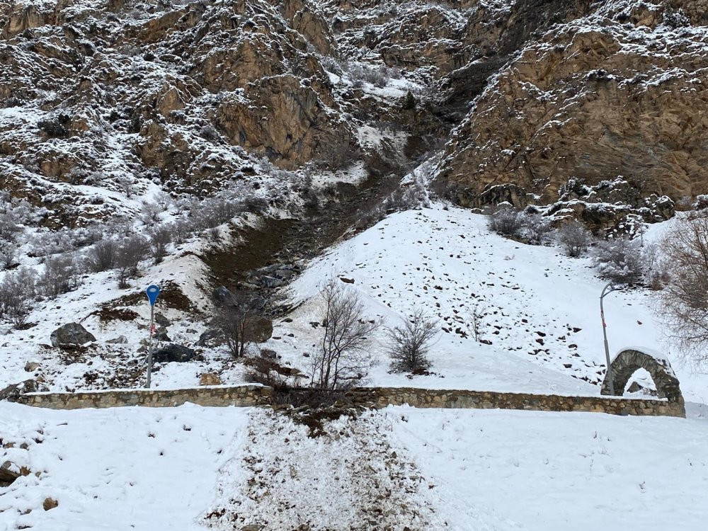 Dev kayalar yola düştü! Yol ulaşıma kapatıldı