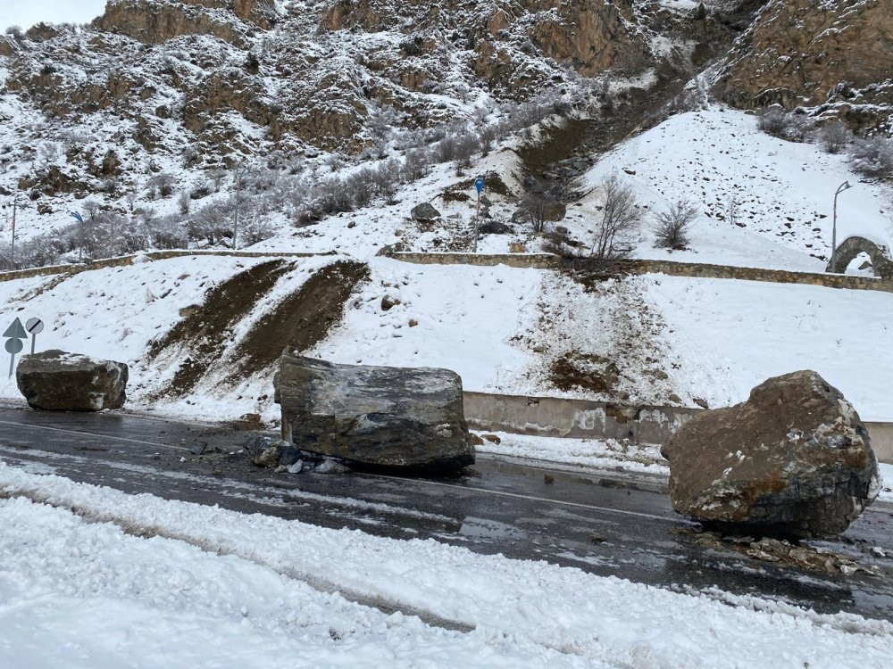 Dev kayalar yola düştü! Yol ulaşıma kapatıldı