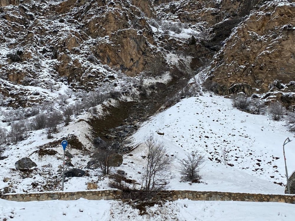Dev kayalar yola düştü! Yol ulaşıma kapatıldı