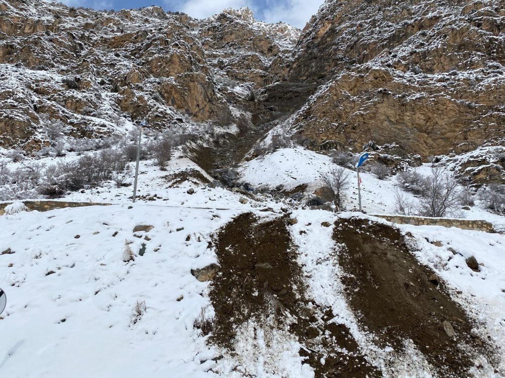 Dev kayalar yola düştü! Yol ulaşıma kapatıldı