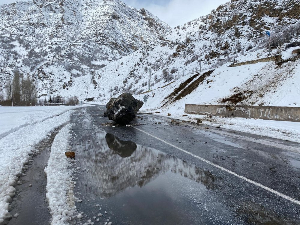 Dev kayalar yola düştü! Yol ulaşıma kapatıldı